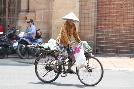 Cuộc sống ở nông thôn quá khó khăn đã đẩy bà mẹ già này vào thành thị kiếm sống. Ảnh: Hoàng Triều