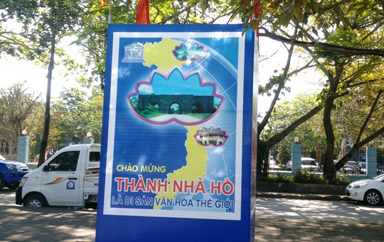Bản đồ không có quần đảo Hoàng Sa - Trường Sa trên pa nô ở tỉnh Thanh Hóa 
đã được thay bằng hình ảnh mới ngay trong ngày 30-4