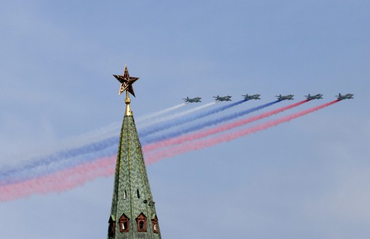 Máy bay SU-25 trình diễn tạo thành lá cờ Nga tại Lễ diễu binh. Ảnh: Reuters   