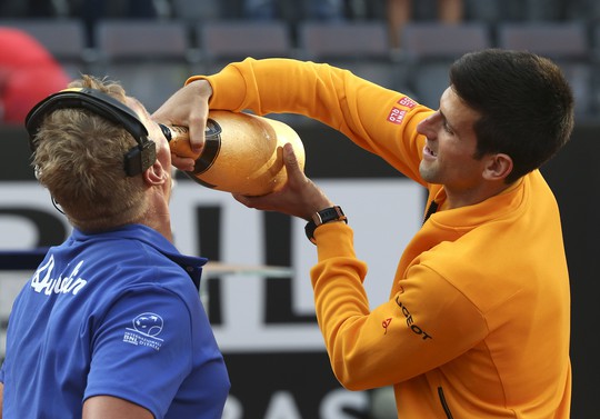Djokovic mời cameraman uống champagne