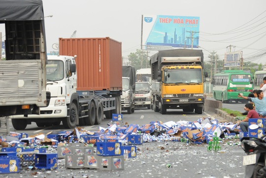 Xe tải lật, hàng trăm thùng bia rơi kín Quốc lộ 1