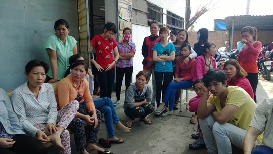 Công nhân Công ty TNHH Quần áo BHLĐ Đông Châu (quận 12, TP HCM) ngừng việc tập thể vì không đồng tình với cách tính tiền thưởng tết của doanh nghiệp