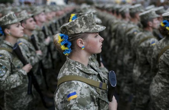 Binh lính Ukraine diễn tập duyệt binh hôm 20-8 để chuẩn bị cho Quốc khánh. Ảnh: Reuters