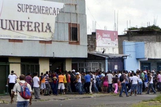 Hàng chục người cướp tập thể một siêu thị ở Venezuela ngày 31-7. Ảnh: Reuters