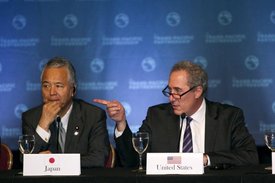 Bộ trưởng kinh tế Nhật Akira Amari và Đại diện thương mại Mỹ Michael Fromam tại bàn đàm phán. Ảnh: Reuters