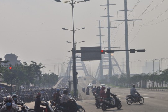 Buổi sáng, ùn ứ xảy ra nghiêm trọng tại khu vực nút đèn tín hiệu giao thông giao lộ Phạm Văn Đồng – Nguyễn Xí từ khoảng 6 giờ 30 phút đến gần 8 giờ. Nhiều người khá mệt mỏi khi lưu thông qua đây và phần lớn đều muốn “chui” qua làn đường ô tô lưu thông để kịp giờ làm, giờ học