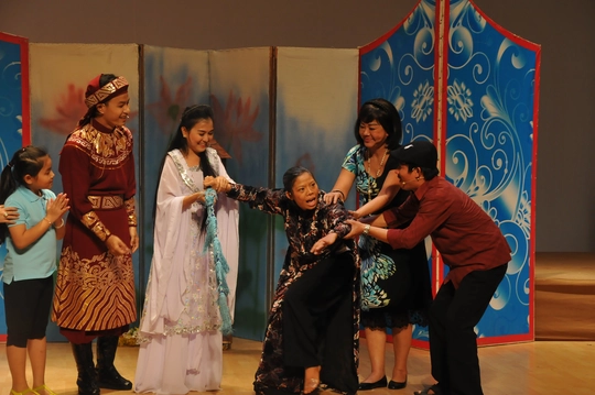Nghệ sĩ Kiều Phượng Loan dạy nghề cho các nghệ sĩ trẻ trên sân khấu