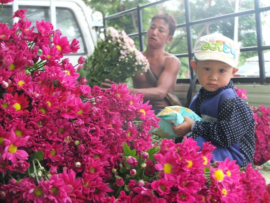 Cậu bé con bẽn lẽn không chịu nói Mingalaba với tôi