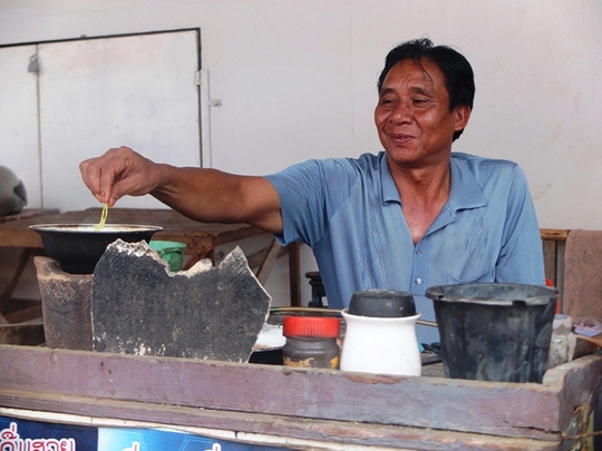 Nụ cười rất hiền của người đàn ông làm nghề thợ bạc trong chợ Đào Hương