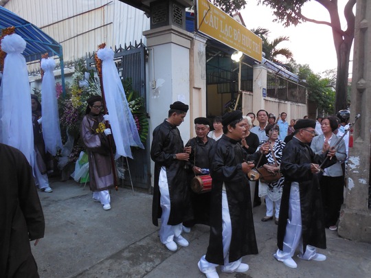 Dàn nhạc lễ đưa tiễn linh cữu GS-TS Trần Văn Khê về nơi an nghỉ cuối cùng