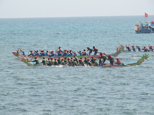 Lý Sơn: Tưng bừng khai hội đua thuyền Tứ Linh