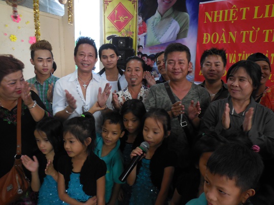 Danh hài Bảo Chung, Tấn Beo vui hát với trẻ em mồ côi