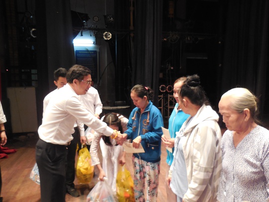 Đạo diễn Hữu Luân, Giám đốc Trung tâm Tổ chức Biểu diễn và Điện ảnh TP HCM trao tặng quà tết cho nghệ sĩ nghèo