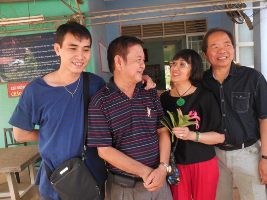 Tiến sĩ Lê Hồng Phước và vợ chồng nghệ sĩ Hà Mỹ Xuân trò chuyện với soạn giả Đức Hiền