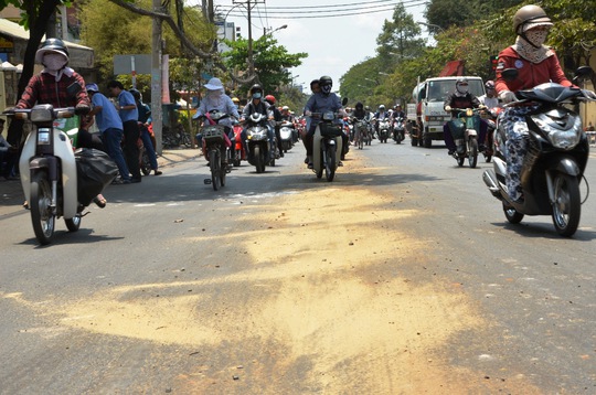 chiếc xe khách bất ngờ “nhả nhớt” trên đường Nguyễn Thái Sơn khiến nhiều người đi xe máy bị té ngã, may mắn không có ai bị thương.