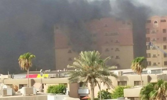 Người dân của các tòa nhà gần đó đã được sơ tán. Ảnh: Arab News