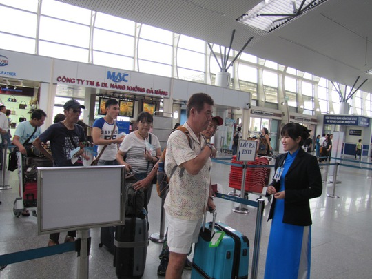Niềm nở phục vụ khách tại ga hành khách quốc tế Đà Nẵng