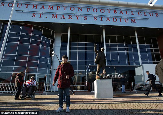 Gây tự sướng xuất hiện bên ngoài SVĐ của Southampton