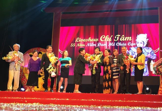 Các chị em trong gia đình 12 thành viên từ Trà Ôn lên TP chúc mừng đêm live show của Chí Tâm