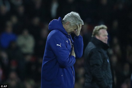 HLV Wenger có một đêm kinh hoàng ở sân St Mary của Southampton