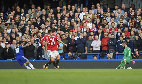 Eden Hazard sút tung lưới De Gea, giúp Chelsea khuất phục Quỷ đỏ để chạm một tay vào ngôi vô địch