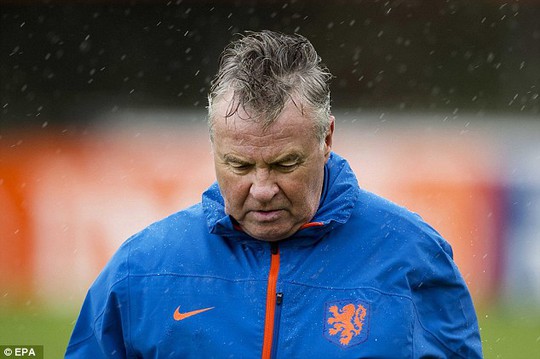 HLV Hiddink gây bất ngờ với quyết định từ chức của mình