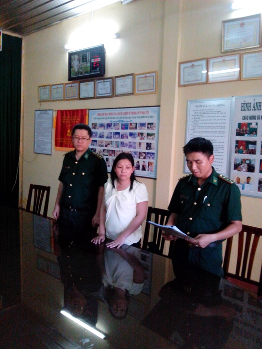 Nguyễn Thị Hiên nghe đọc lệnh bắt tại trụ sở Công an biên phòng tỉnh Bà Rịa - Vũng Tàu