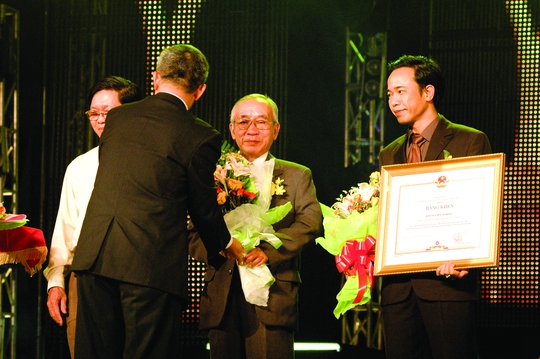 Đại diện Ban Biên tập Báo Người Lao Động nhận bằng khen của Thủ tướng Chính phủ trao tặng Giải Mai Vàng nhân kỷ niệm giải tròn 15 năm