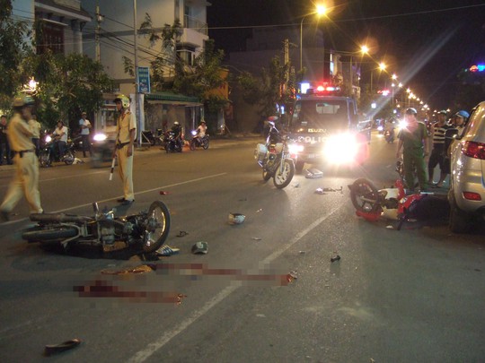 Hiện trường của vụ hai xe máy đấu đầu khiến 2 người bị thương nặng