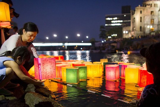 Người dân Hiroshima thả đèn lồng tối 6-8. Ảnh: Reuters