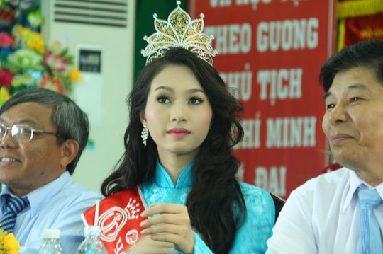 Hoa hậu Đặng Thu Thảo sau đăng quang Hoa Hậu Việt Nam 2012 về thăm trường ĐH Tây Đô.