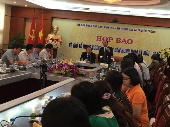 ông Hà Kế San (đứng) khẳng định sẽ dẹp nạn chặt chém ở lễ hội Đền Hùng ông Hà Kế San (đứng) khẳng định sẽ dẹp nạn chặt chém ở lễ hội Đền Hùng