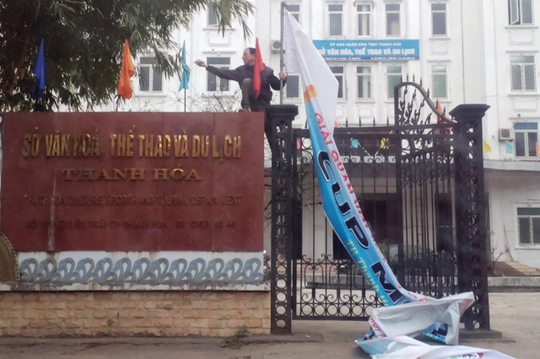 Sau khi nhận được phản ánh của PV, tấm băng rôn trước cổng Sở Văn hóa - Thể thao và Du lịch Thanh Hóa đã được tháo xuống