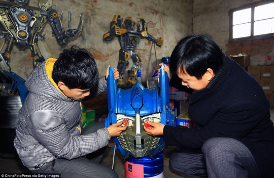 Yu Lingyun đã giúp cha mình Yu Zhilin (phải) sản xuất mô hình của Transformers từ những thành phần của xe phế liệu.