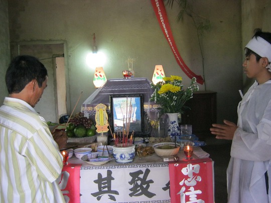 Tông xe với anh ruột ở đường làng, em tử vong