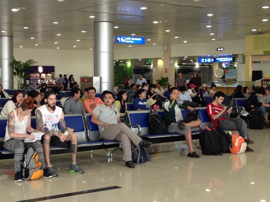 Hành khách chờ chuyến bay tại sân bay Tân Sơn Nhất TP HCM