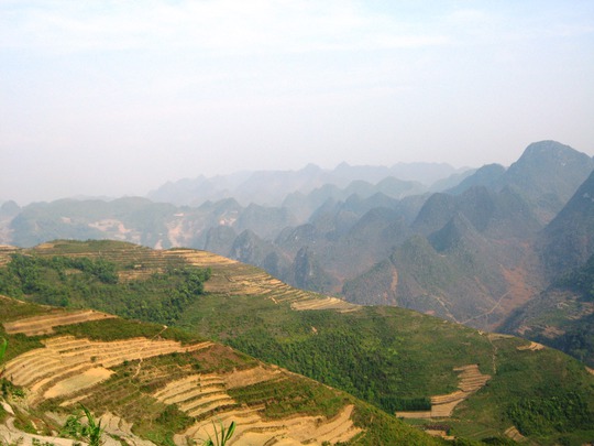 Thay cho lúa vàng của mùa thu, những thửa ruộng bậc thang trên đường vào Lũng Cú tháng 4 là những vạt đất vàng vọt