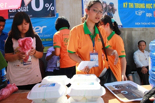 Các tình nguyện viên tự tay nấu và phát 2.000 suất cơm cho các sĩ tử và phụ huynh tại Thanh Hóa