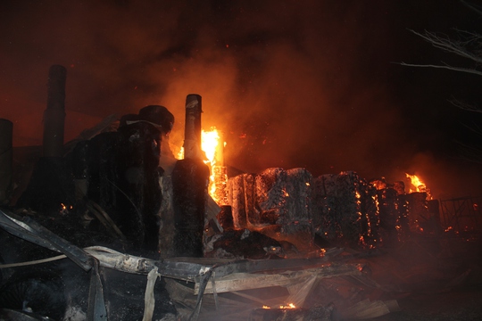 Cháy lớn tại KCN Nhơn Trạch suốt từ đêm 25- 6 đến 3 giờ sáng 26-6, vẫn chưa thể khống chế được đám cháy