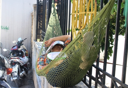 Hay mắc võng ngay tại bờ rào cổng trường để chờ con em thi cử Hay mắc võng ngay tại bờ rào cổng trường để chờ con em thi cử