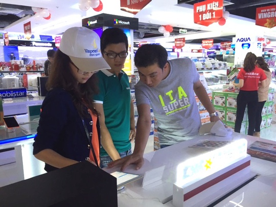 Khách hàng lựa chọn sản phẩm điện tử tại khu Vinpro