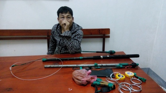 Đối tượng Hoàng Văn Hoàn tại cơ quan Công an, khai nhận đã trộm được một con chó và đang tiếp tục hành nghề. Đối tượng Hoàng Văn Hoàn tại cơ quan Công an, khai nhận đã trộm được một con chó và đang tiếp tục hành nghề.