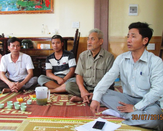 Người thân, bà con chòm xóm đang rất lo lắng cho 6 ngư dân mất tích trên tàu cá của anh Đặng Văn Toanh Người thân, bà con chòm xóm đang rất lo lắng cho 6 ngư dân mất tích trên tàu cá của anh Đặng Văn Toanh