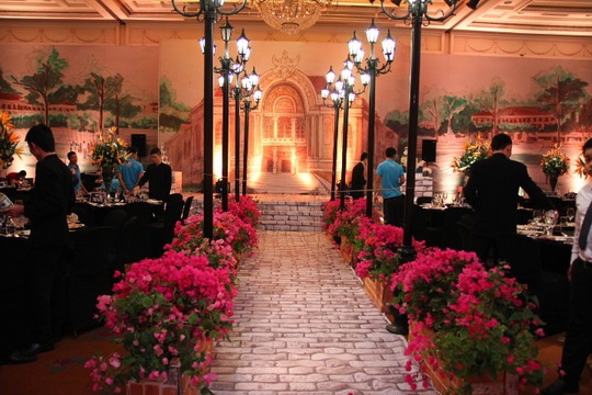 Không gian tại đám cưới được thiết kế như Sài Gòn xưa