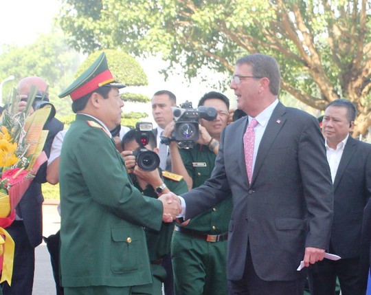 Cận cảnh Bộ trưởng Phùng Quang Thanh đón Bộ trưởng Quốc phòng Mỹ