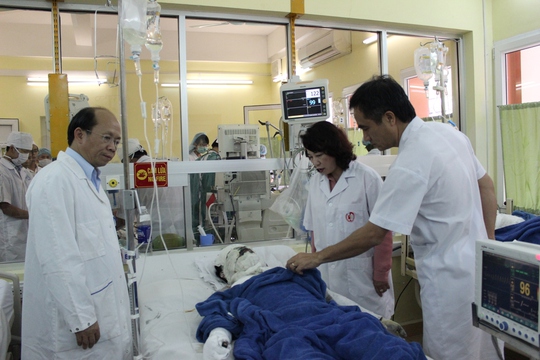 Lãnh đạo tỉnh Quảng Ninh thăm hỏi các bệnh nhân Lãnh đạo tỉnh Quảng Ninh thăm hỏi các bệnh nhân