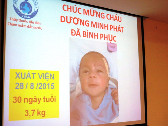 Bé Dương Minh Phát kháu khỉnh trên slide chúc mừng của Bệnh viện Nhi Đồng 1