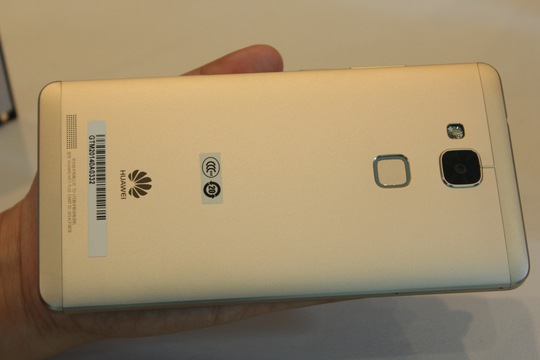 Huawei Mate7 được trang bị cảm biến quét vân tay 1 chạm ở phía sau máy.