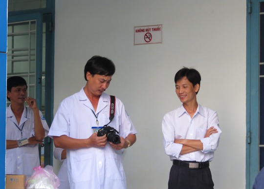 Nhiều y bác sĩ, nhân viên y tế của BV Nhi Đồng 1 cũng chờ ngoài sân để tiến bé Phát