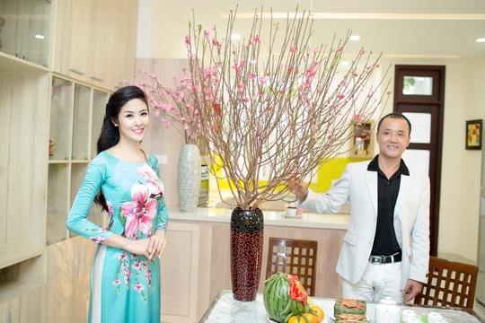Hoa hậu Ngọc Hân cất công mang hoa đào vào Nam